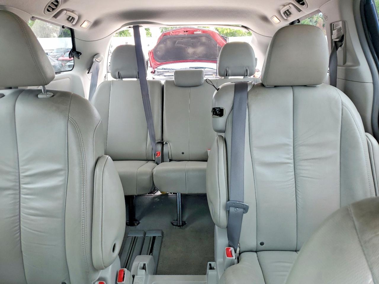 2011 TOYOTA SIENNA