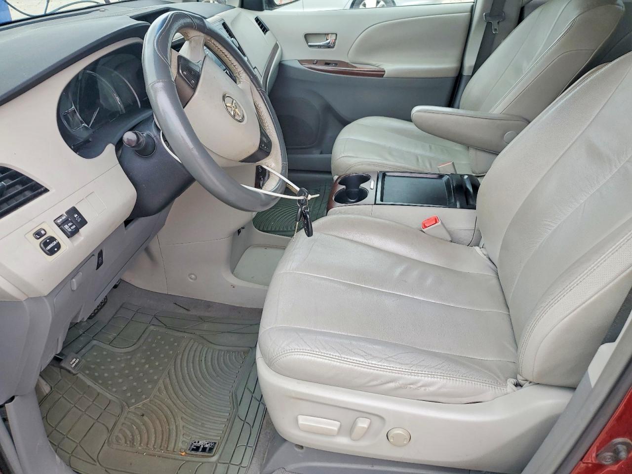 2011 TOYOTA SIENNA