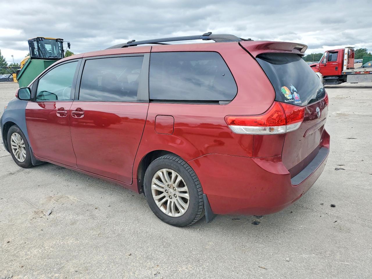 2011 TOYOTA SIENNA