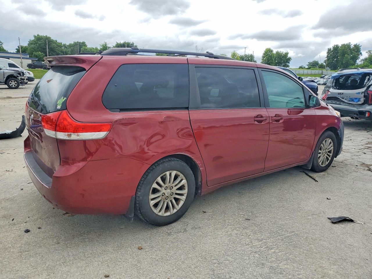 2011 TOYOTA SIENNA