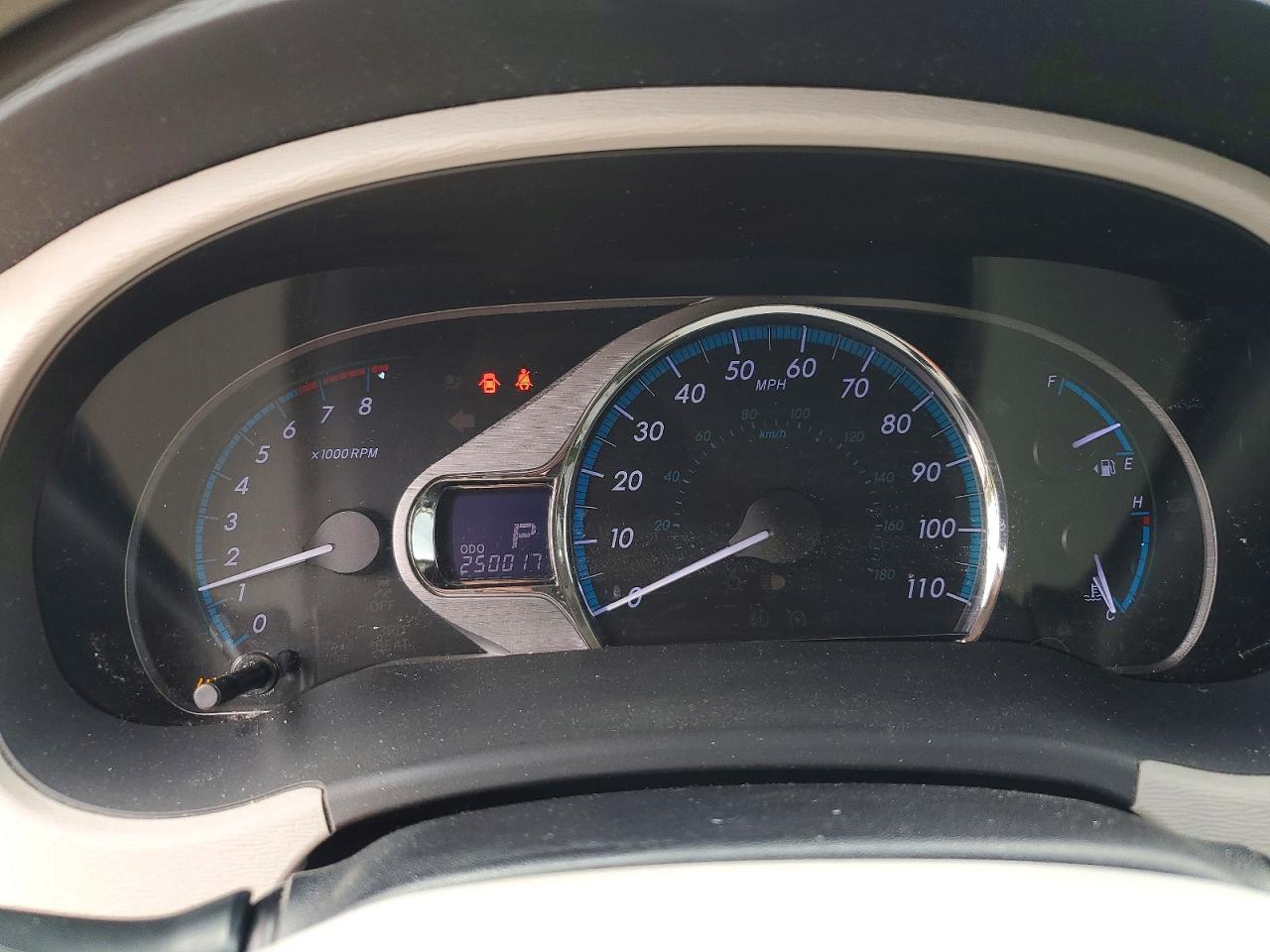 2011 TOYOTA SIENNA
