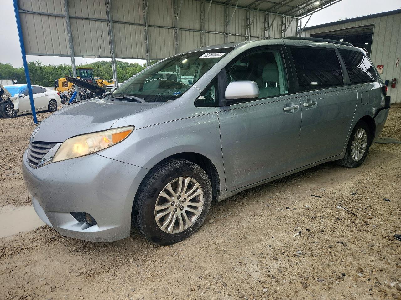 2011 TOYOTA SIENNA