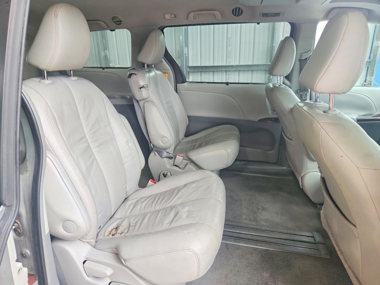 2011 TOYOTA SIENNA