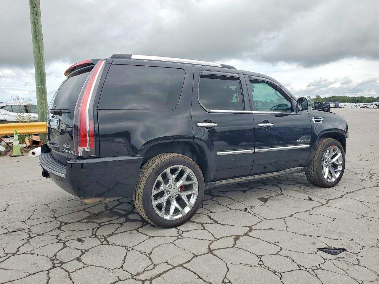 2011 CADILLAC ESCALADE