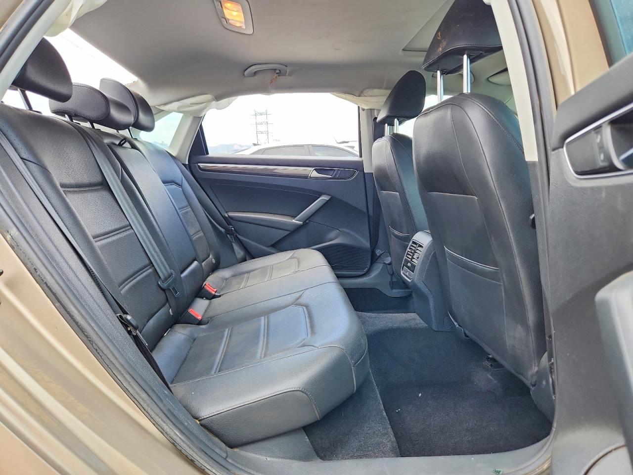 2016 VOLKSWAGEN PASSAT