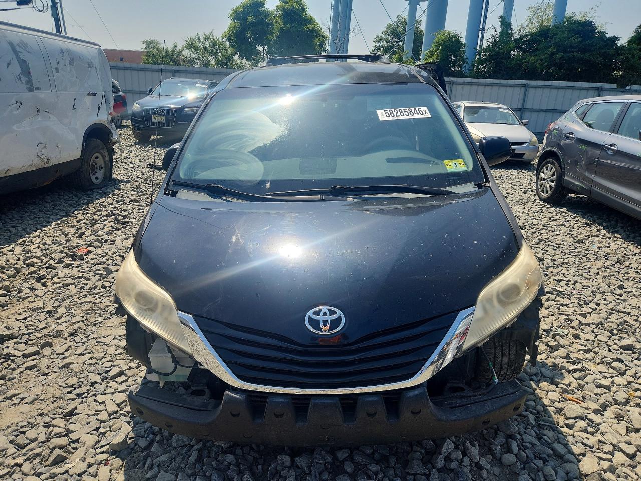 2011 TOYOTA SIENNA
