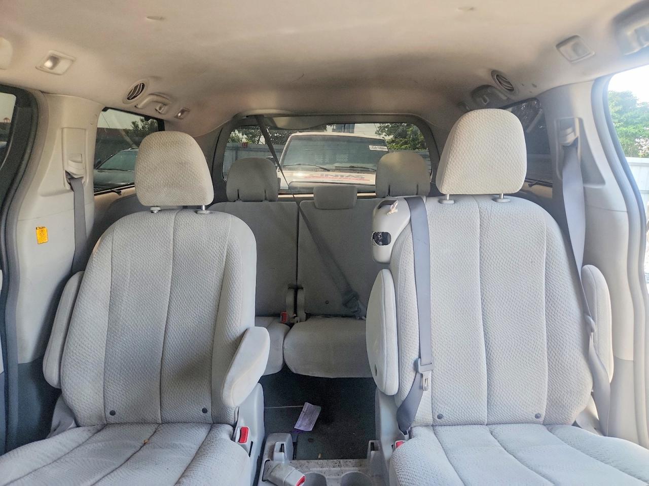 2011 TOYOTA SIENNA