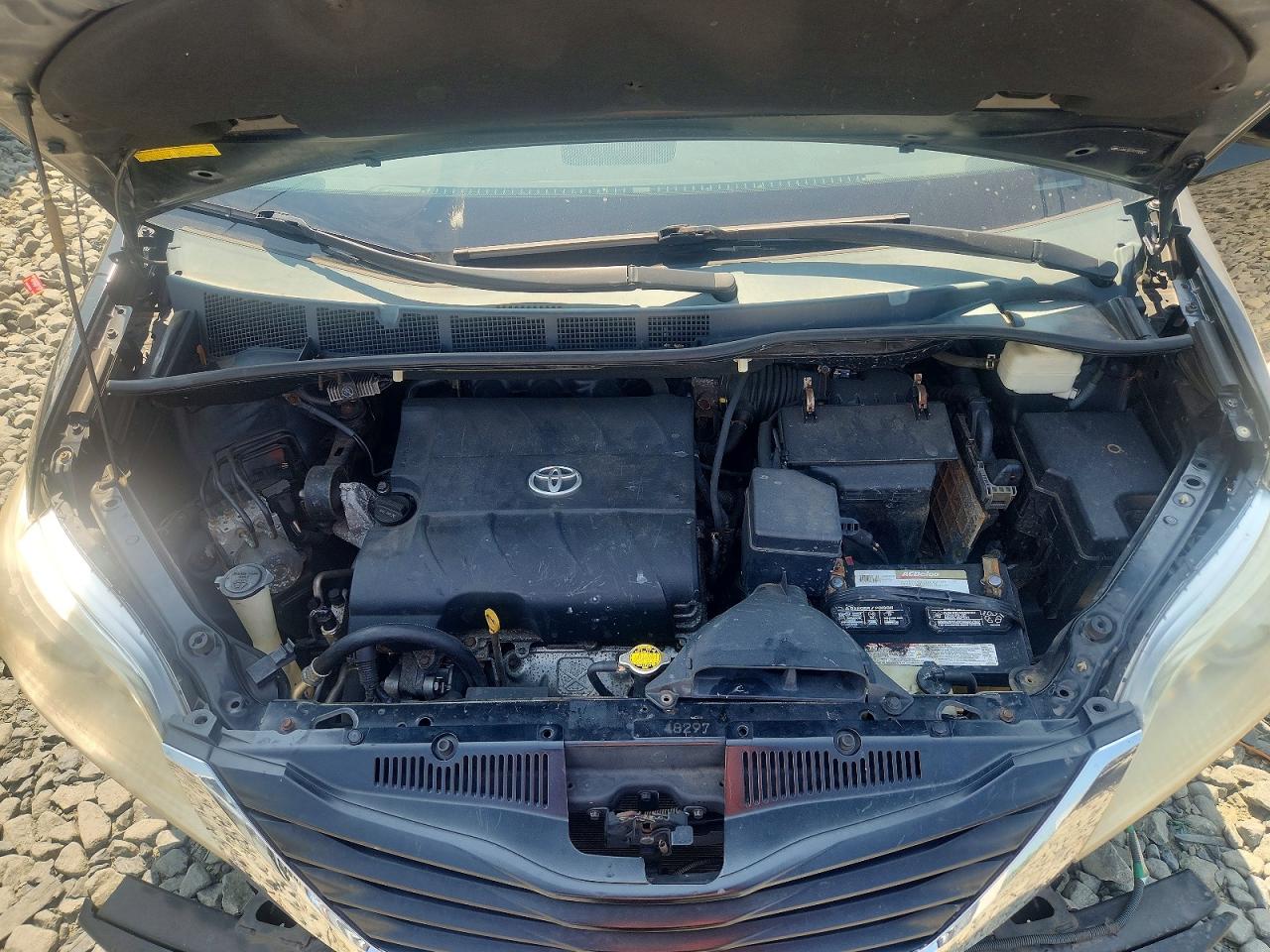 2011 TOYOTA SIENNA