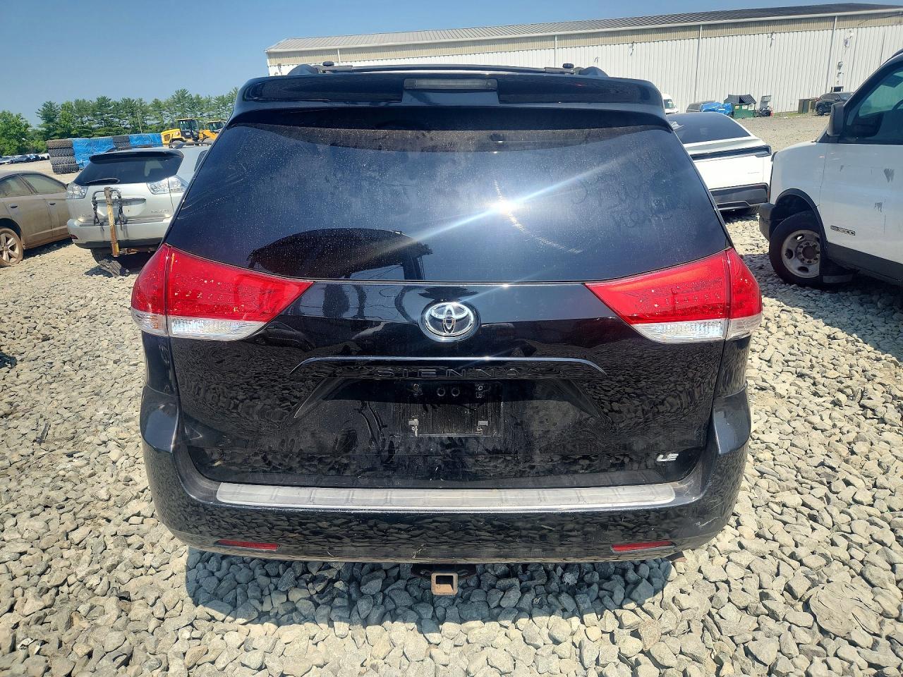2011 TOYOTA SIENNA