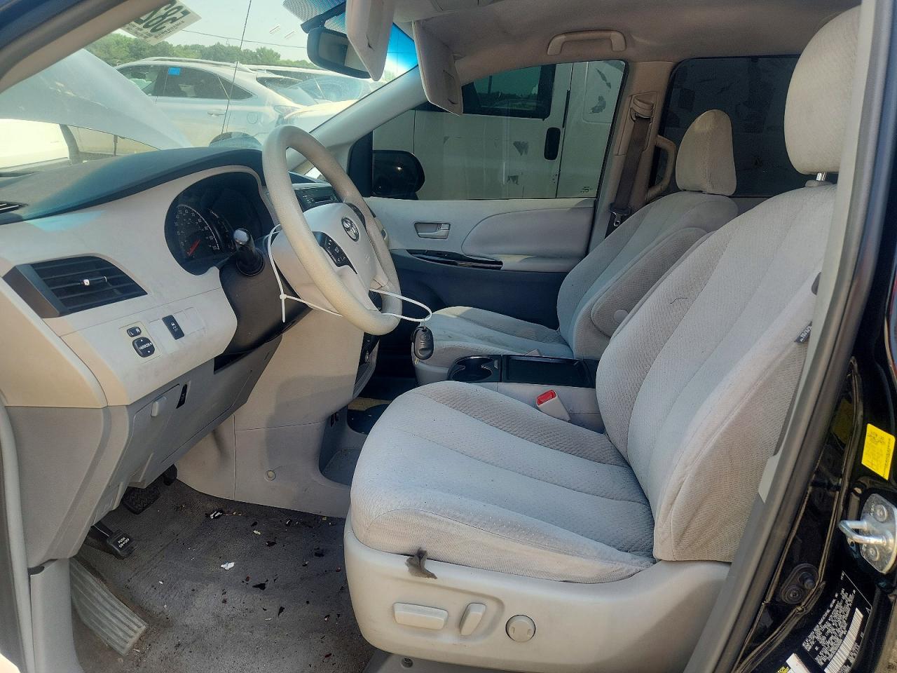 2011 TOYOTA SIENNA
