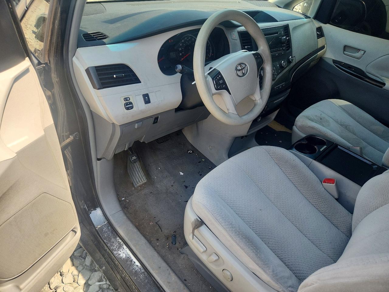 2011 TOYOTA SIENNA