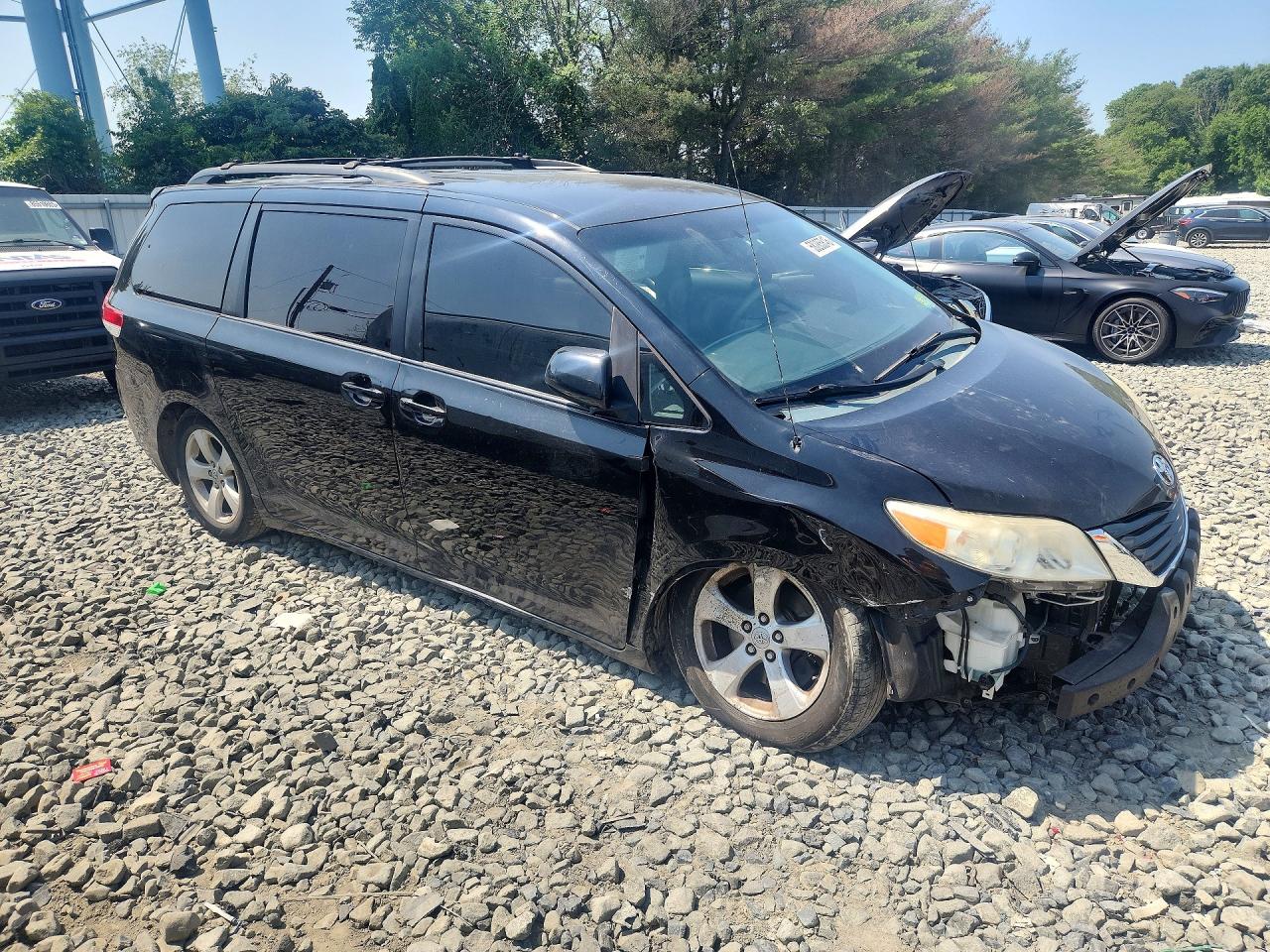 2011 TOYOTA SIENNA