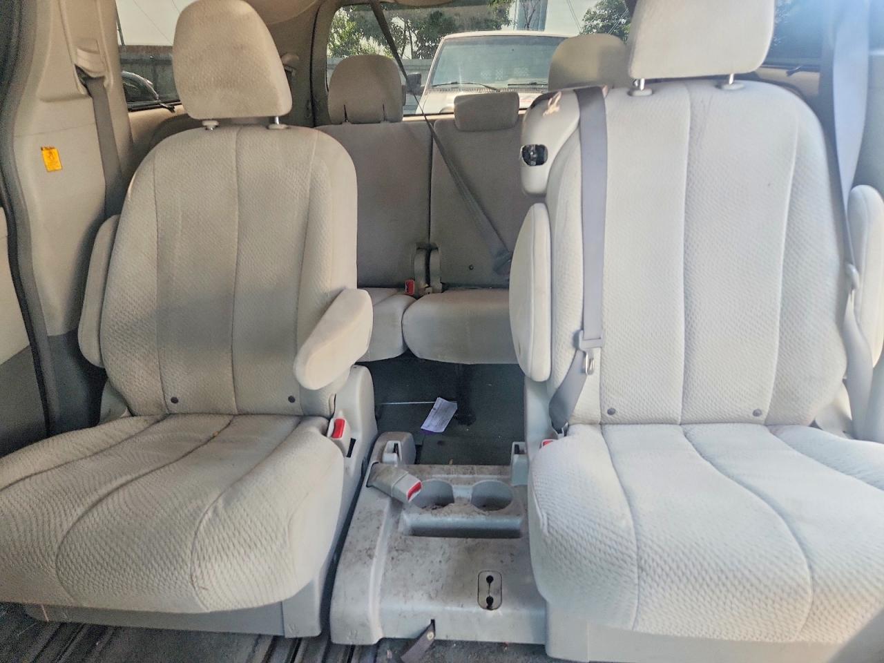 2011 TOYOTA SIENNA