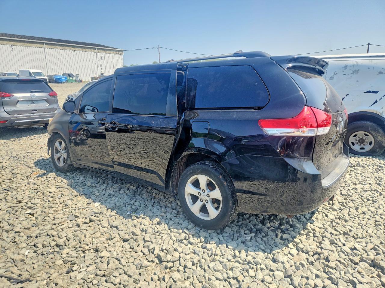 2011 TOYOTA SIENNA
