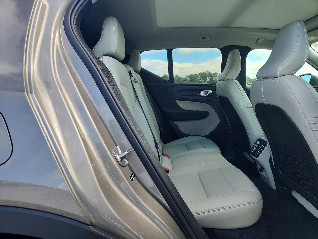 2022 VOLVO XC40