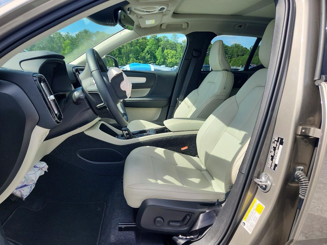 2022 VOLVO XC40