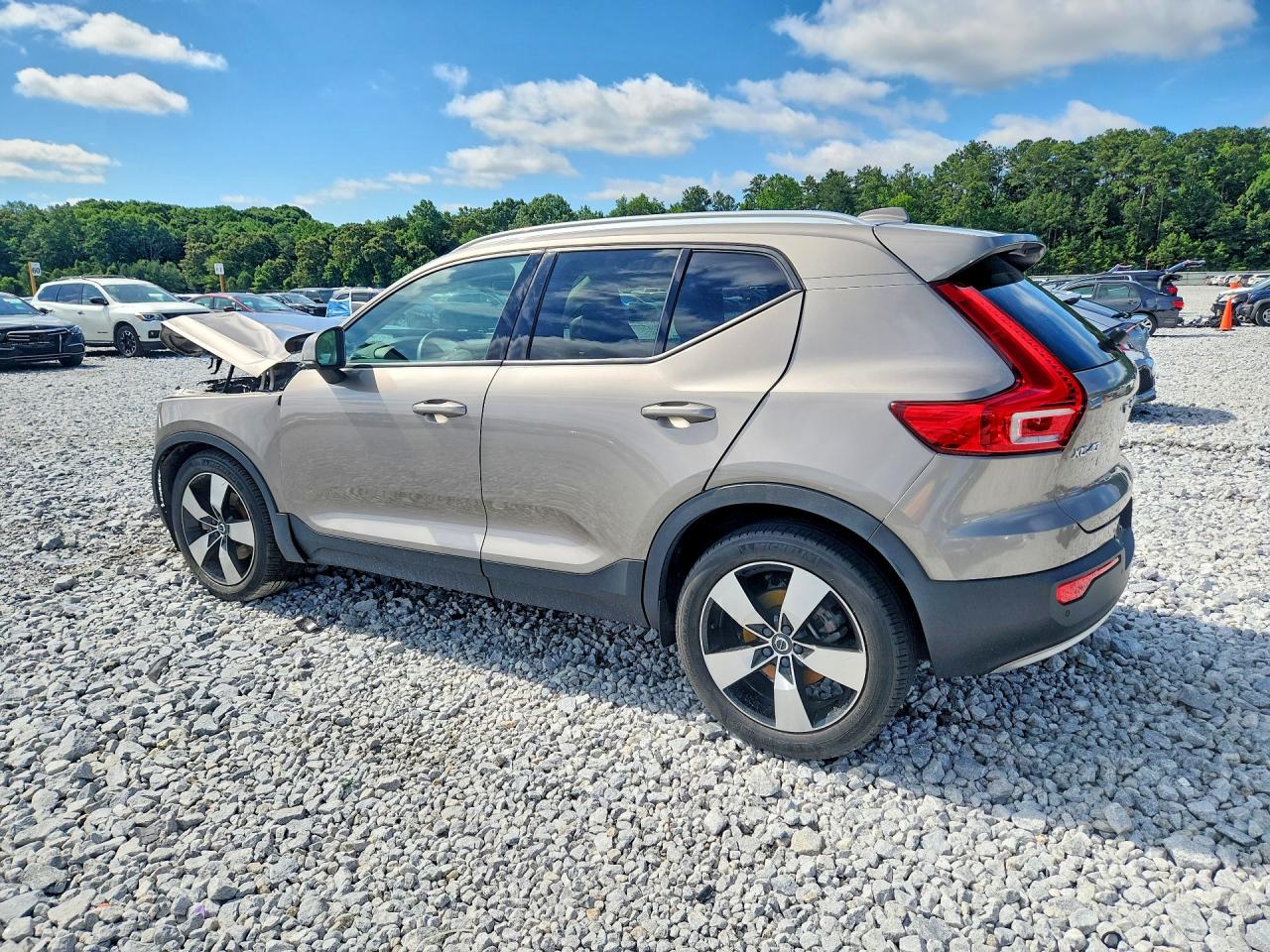 2022 VOLVO XC40