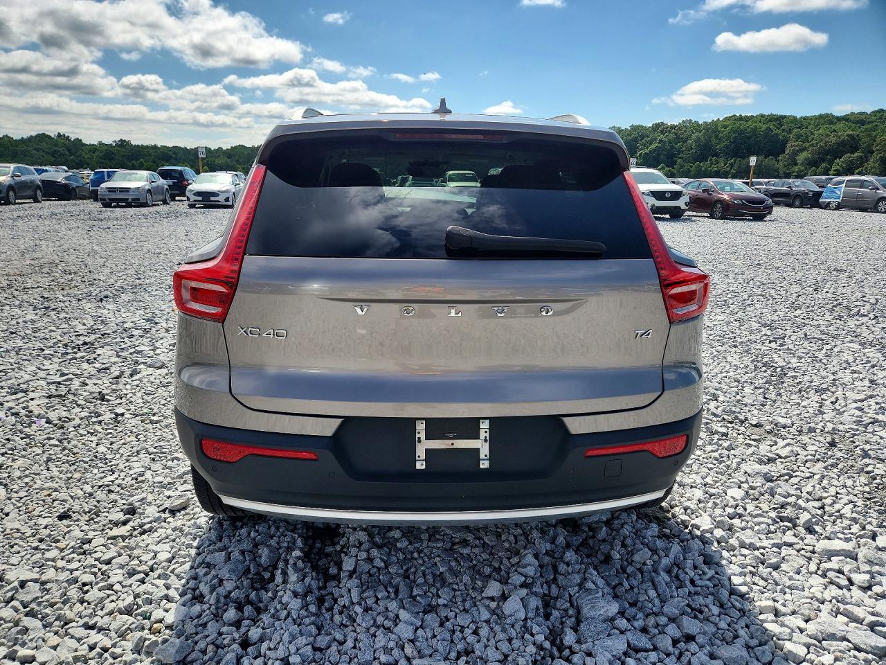 2022 VOLVO XC40