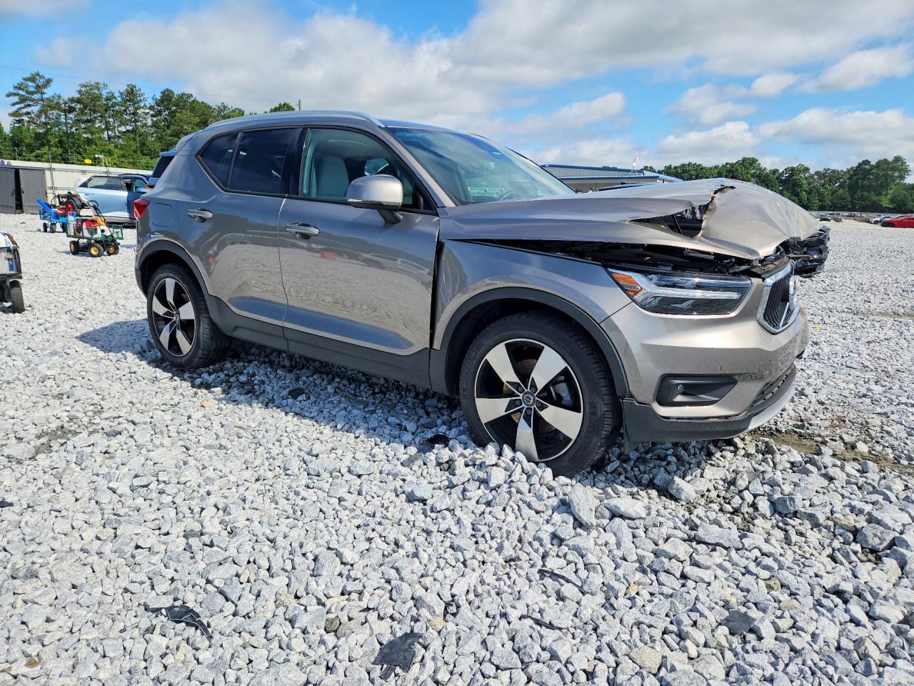 2022 VOLVO XC40