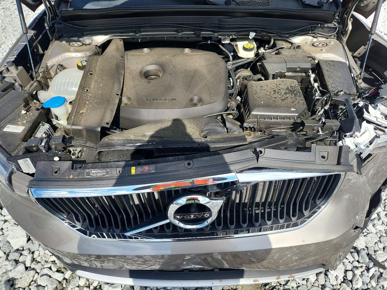2022 VOLVO XC40