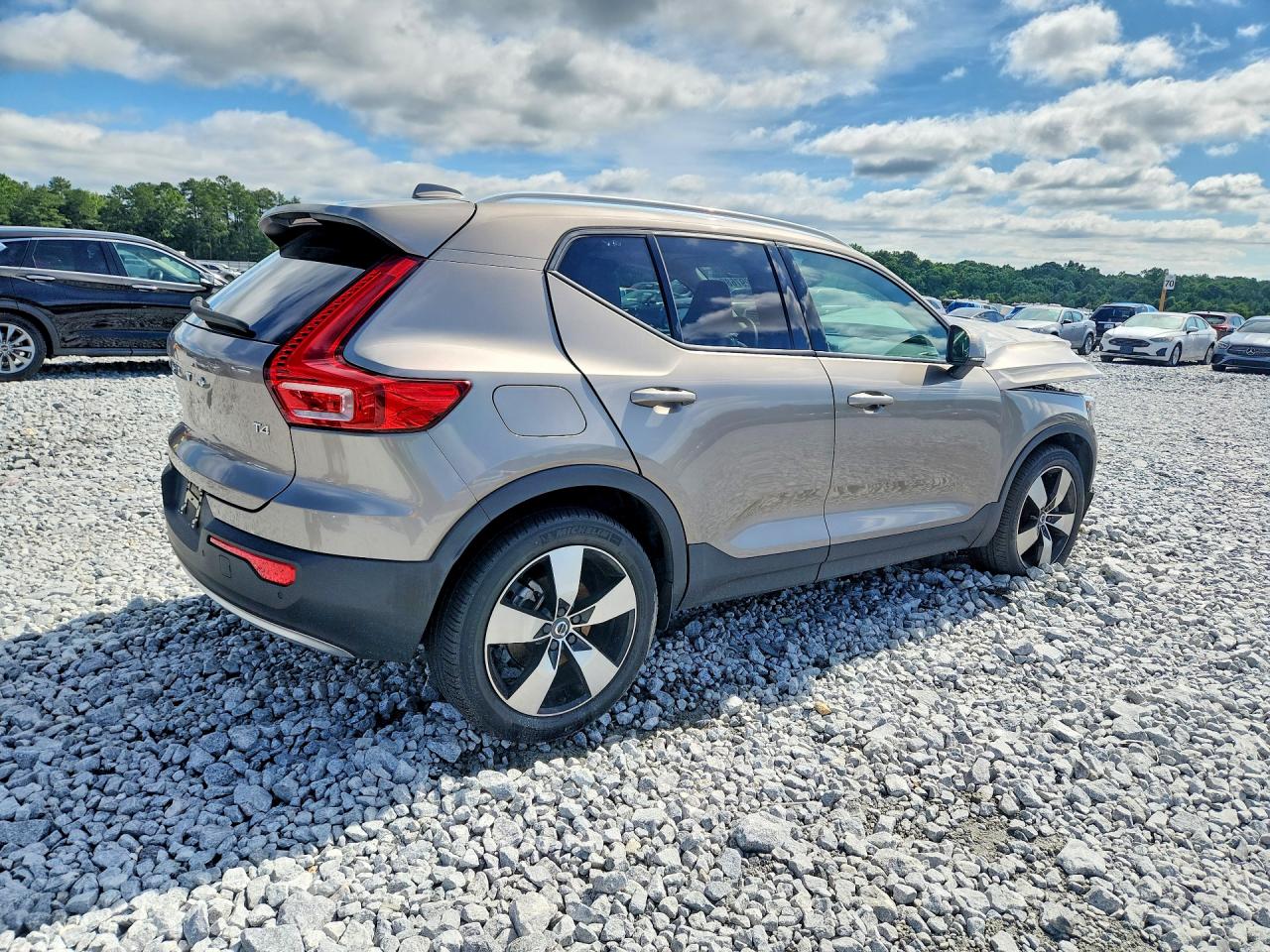 2022 VOLVO XC40