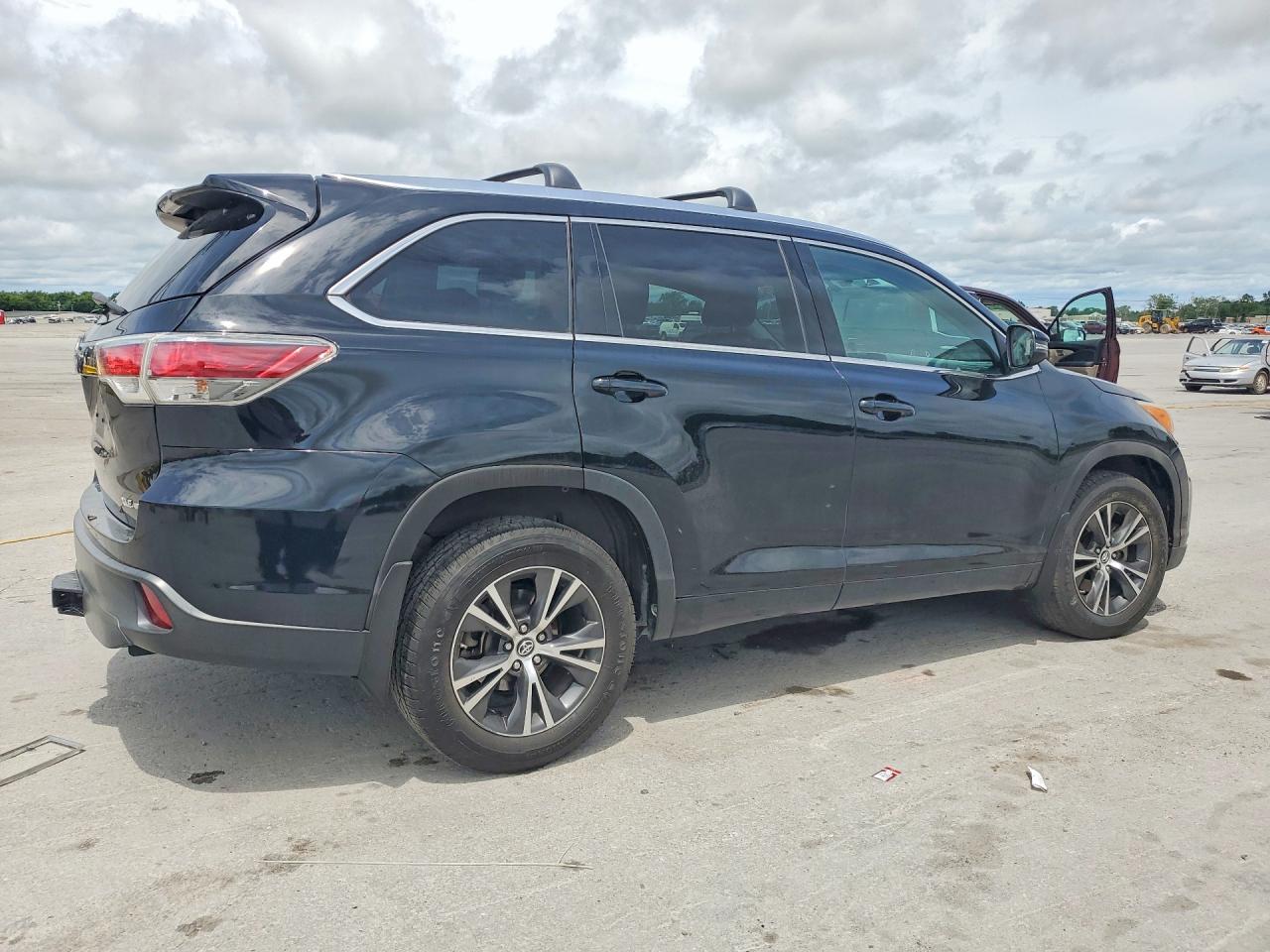 2016 TOYOTA HIGHLANDER