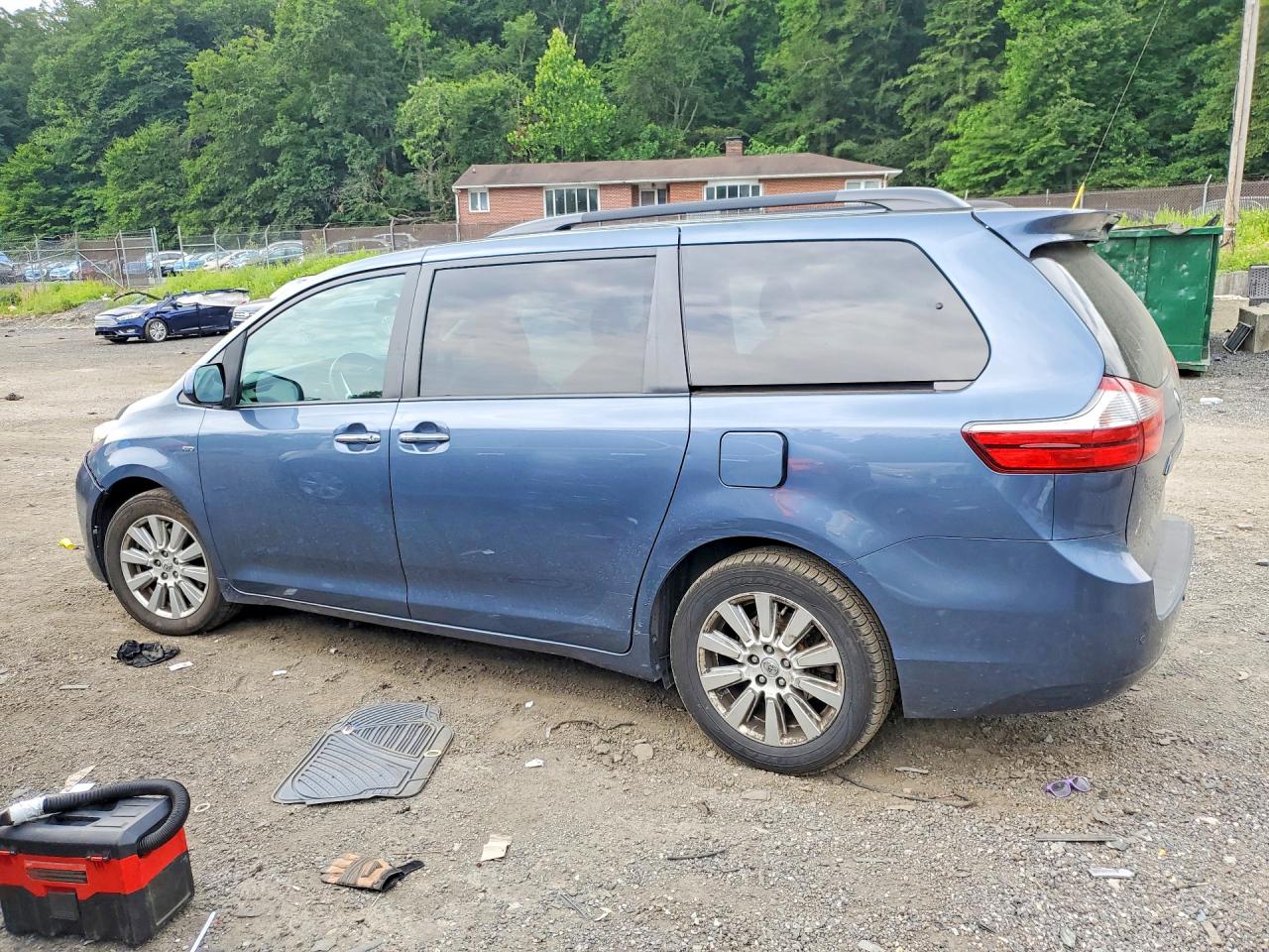 2017 TOYOTA SIENNA