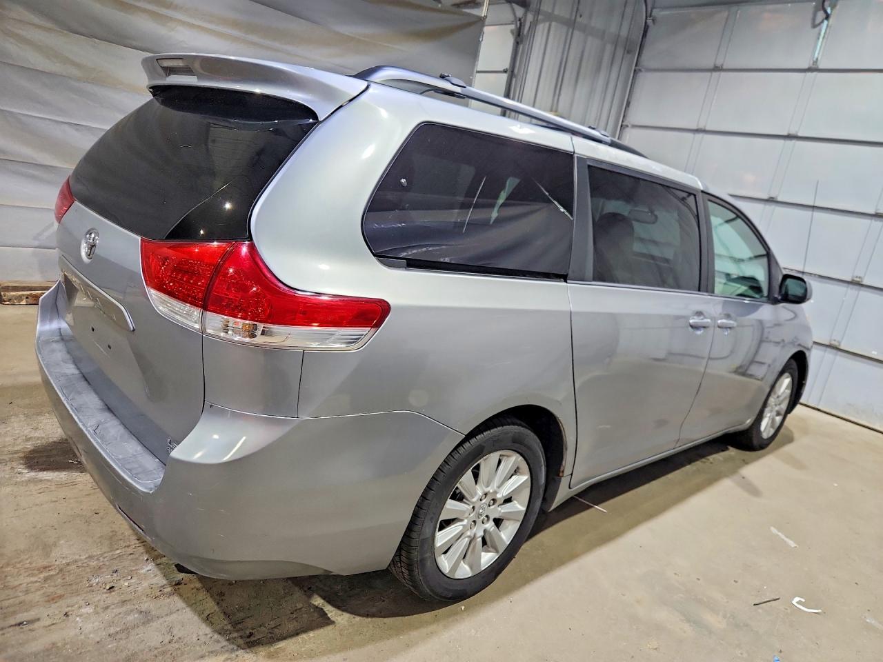 2011 TOYOTA SIENNA