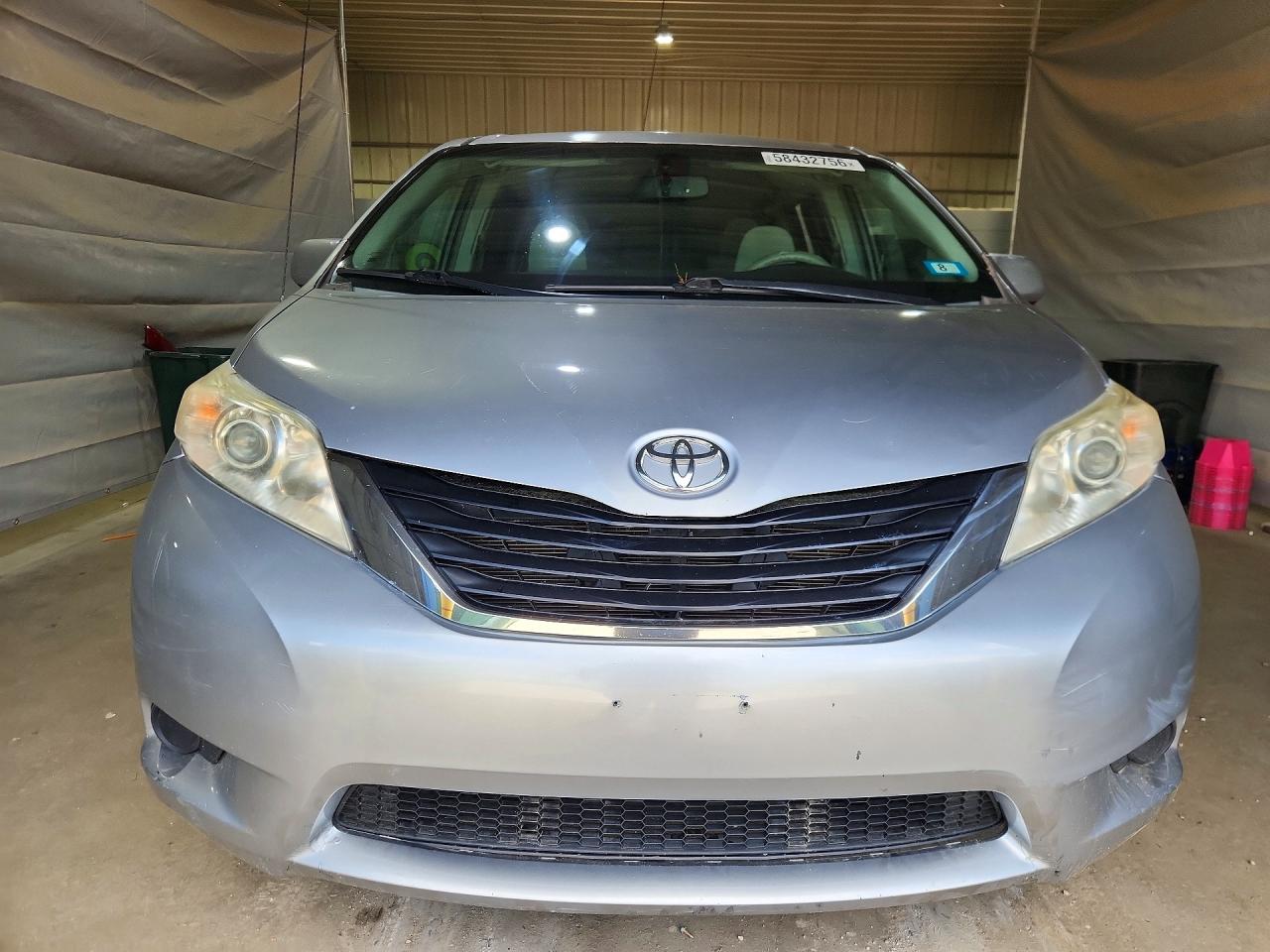 2011 TOYOTA SIENNA