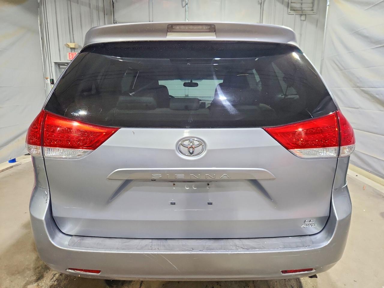 2011 TOYOTA SIENNA