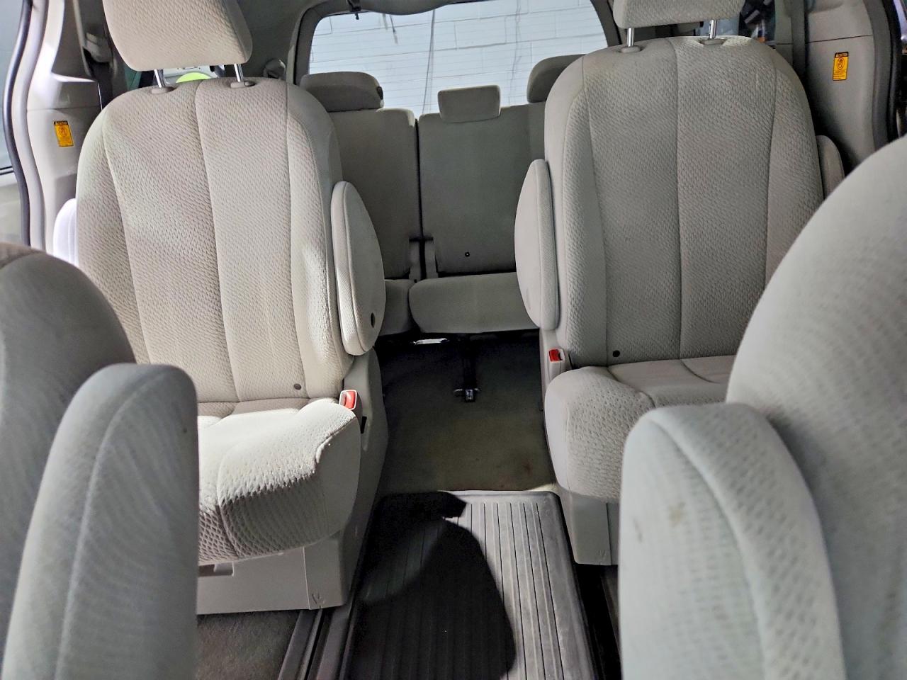 2011 TOYOTA SIENNA
