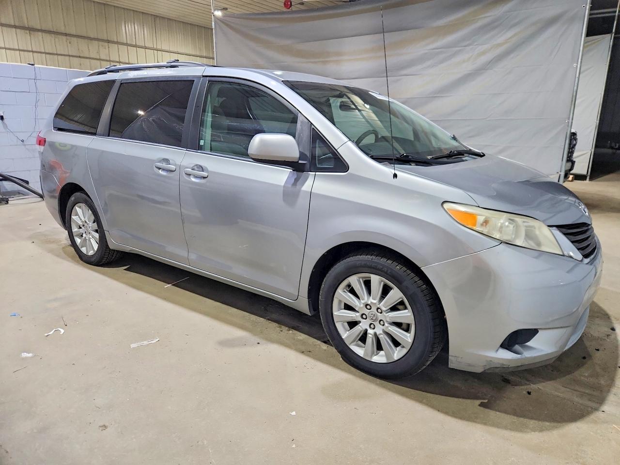 2011 TOYOTA SIENNA