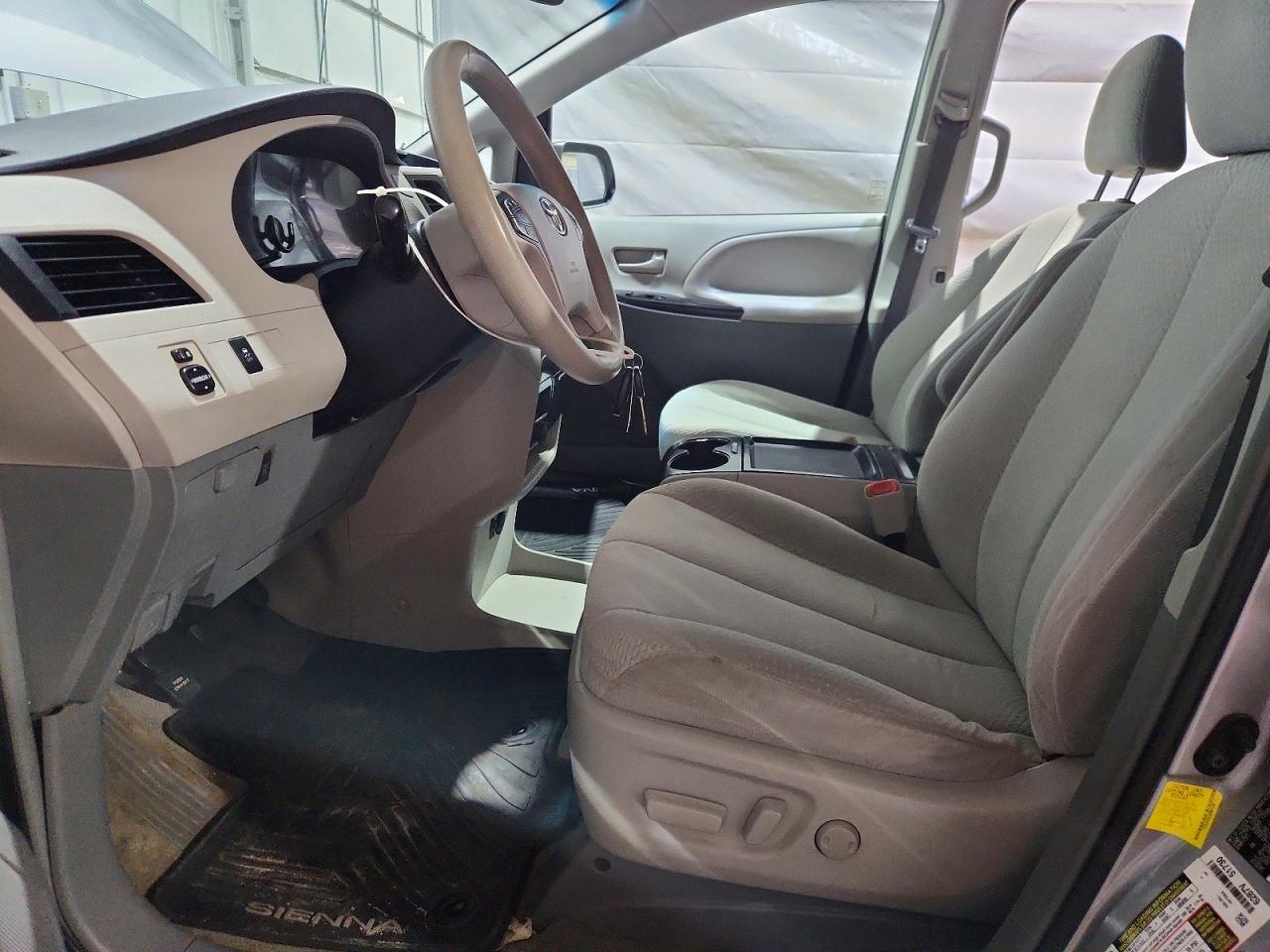 2011 TOYOTA SIENNA