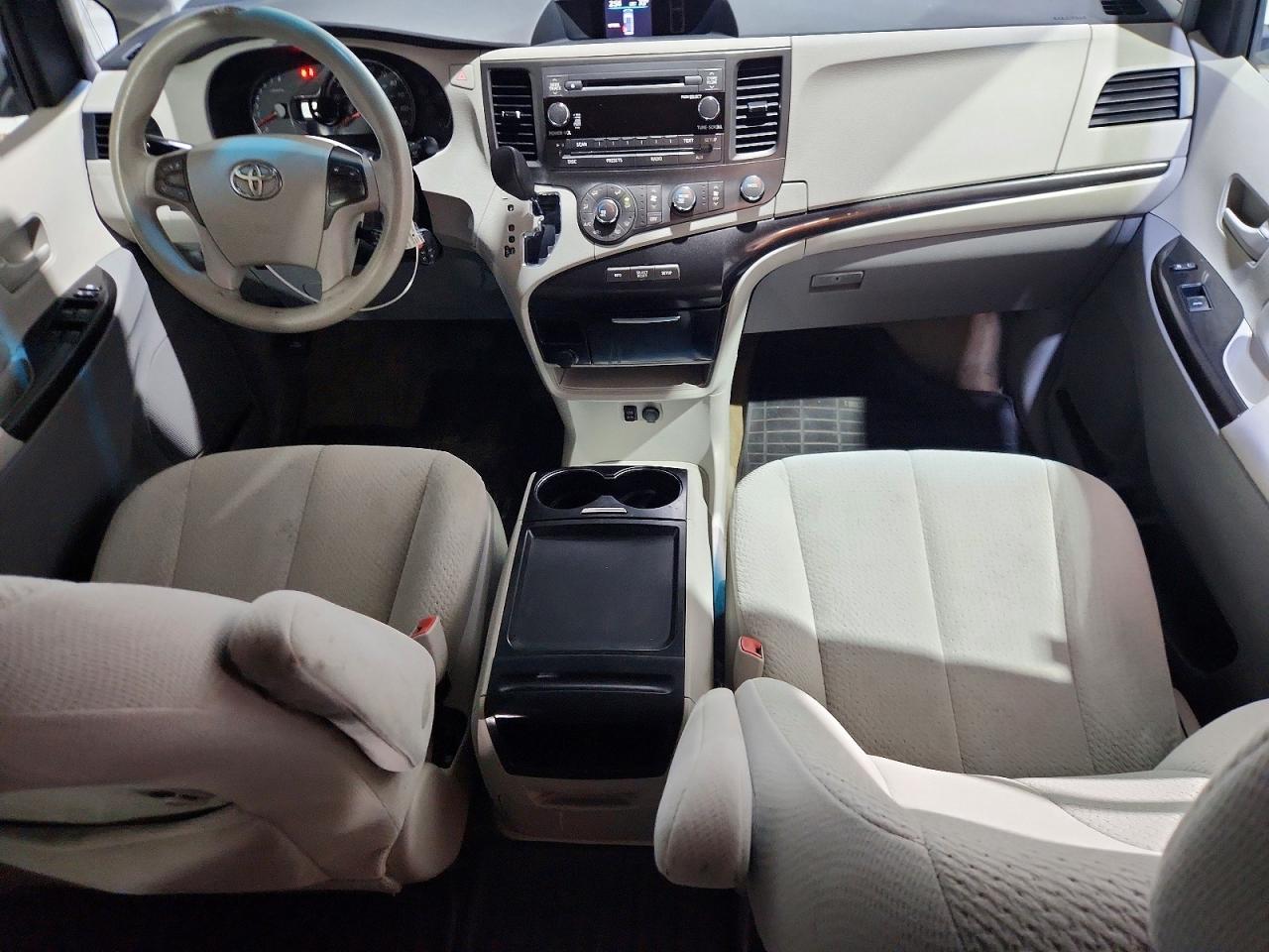 2011 TOYOTA SIENNA