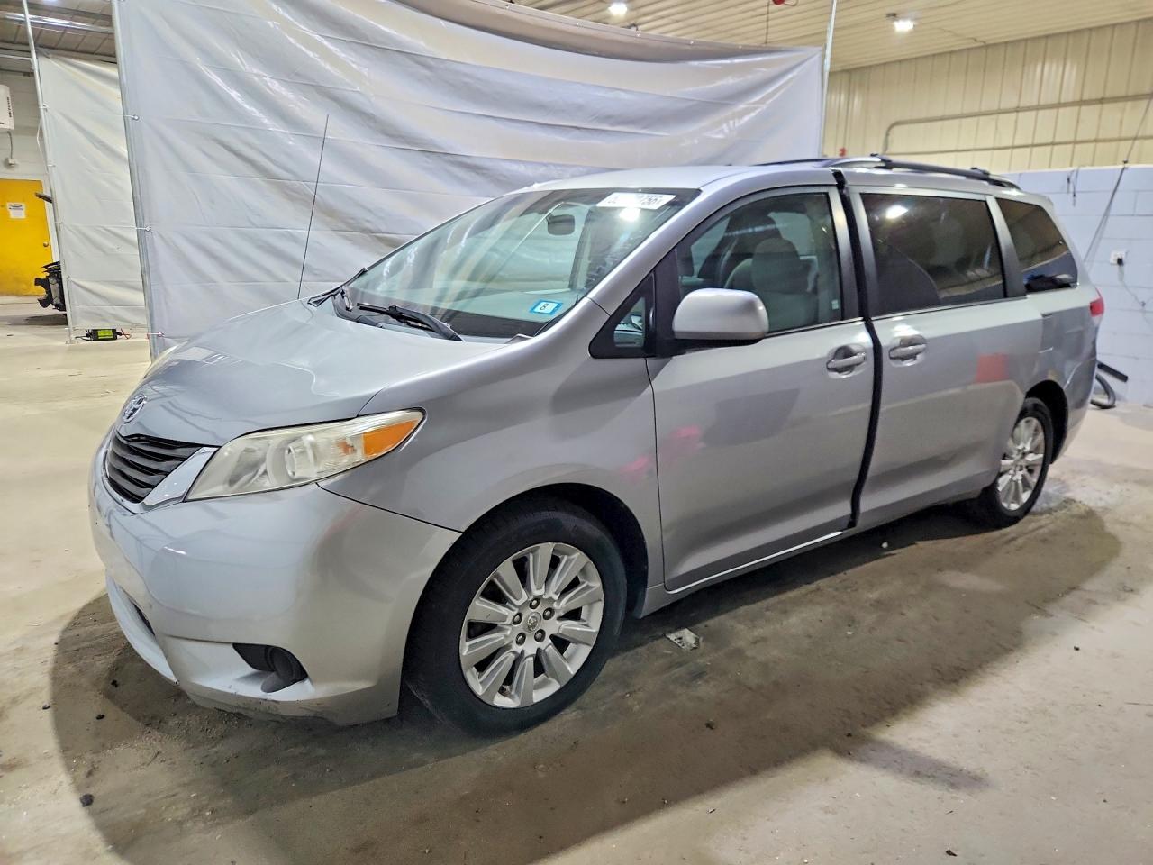 2011 TOYOTA SIENNA