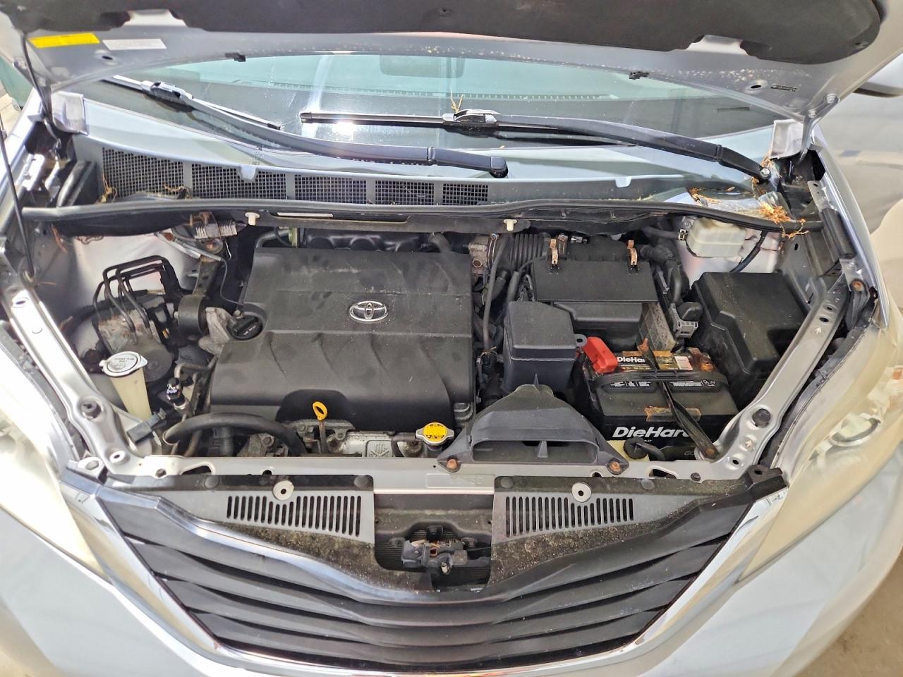 2011 TOYOTA SIENNA