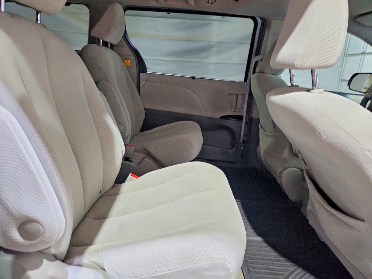2011 TOYOTA SIENNA