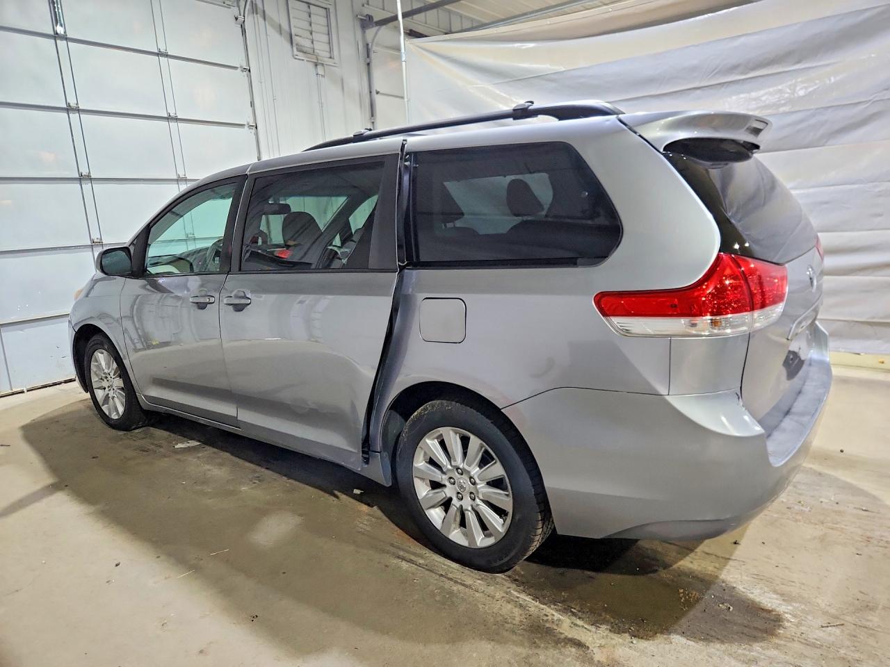 2011 TOYOTA SIENNA