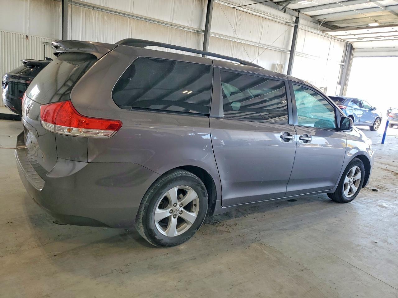 2011 TOYOTA SIENNA