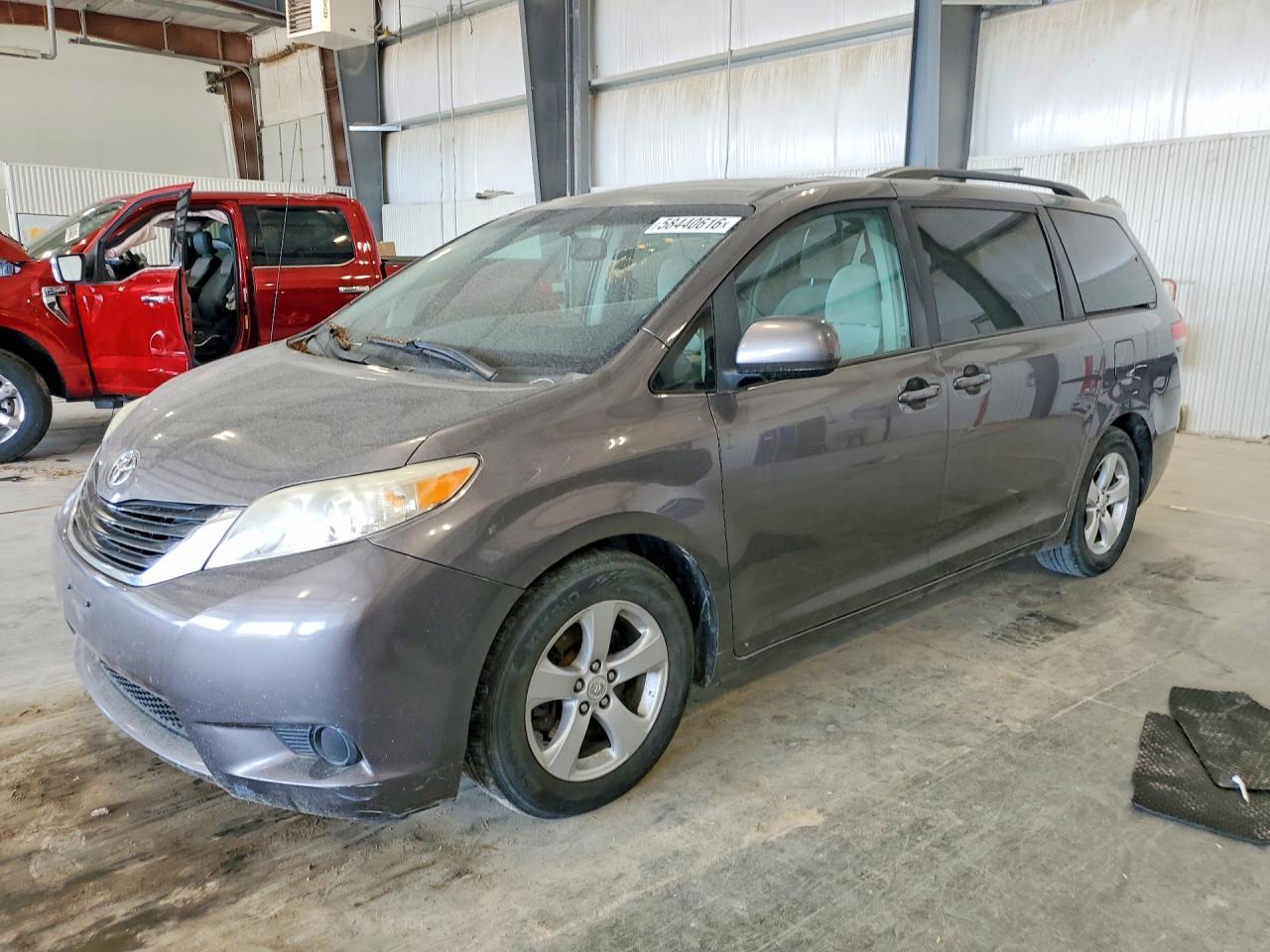 2011 TOYOTA SIENNA