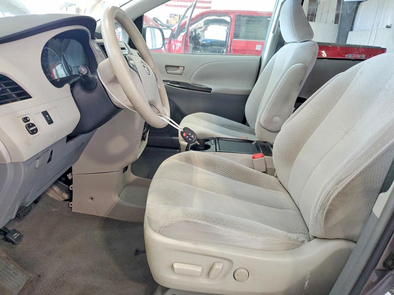 2011 TOYOTA SIENNA