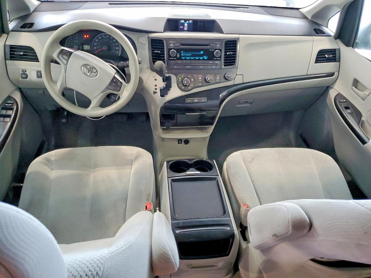 2011 TOYOTA SIENNA