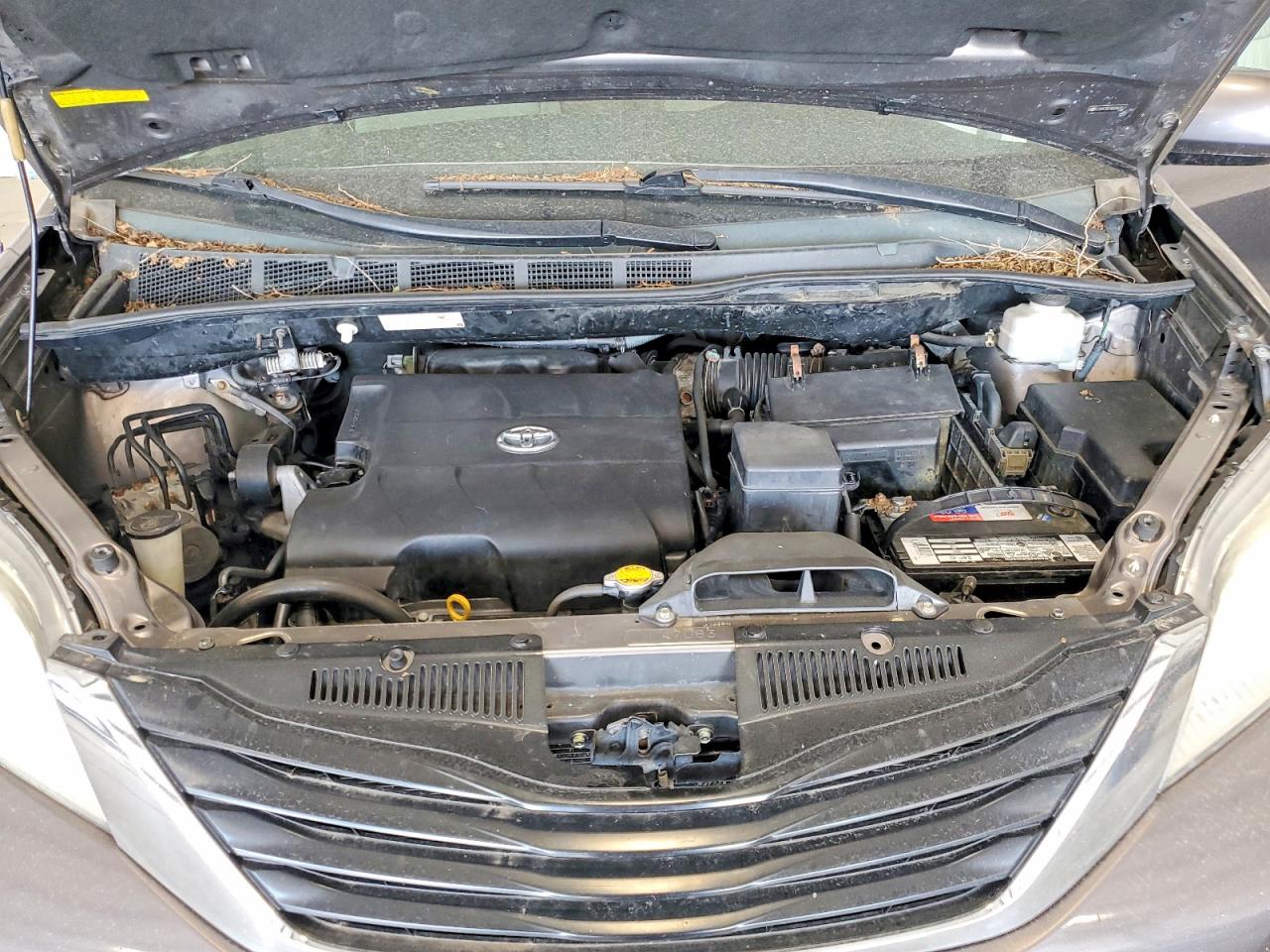 2011 TOYOTA SIENNA