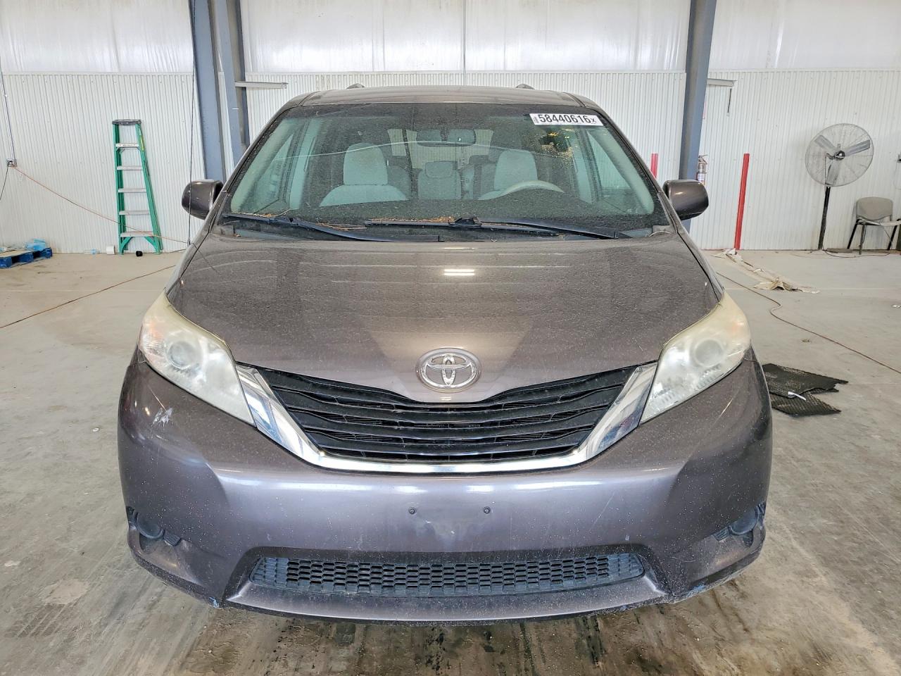 2011 TOYOTA SIENNA