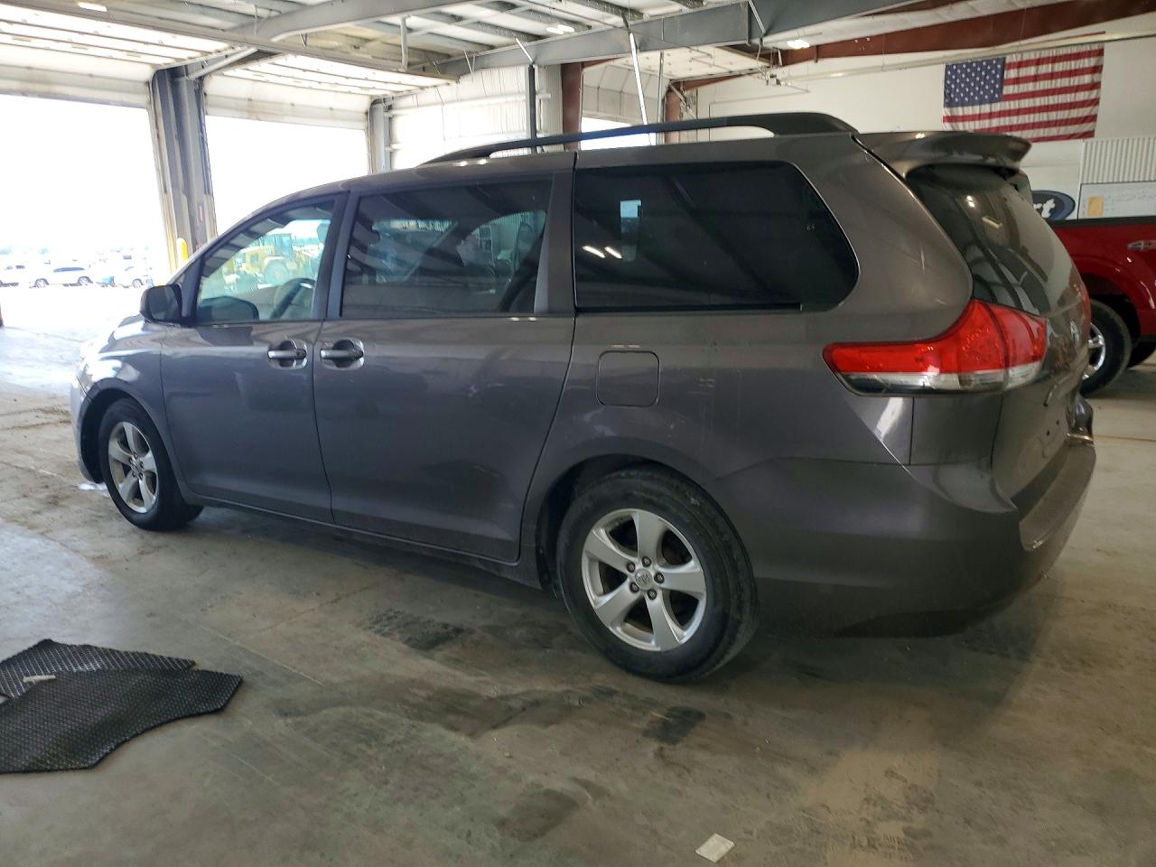 2011 TOYOTA SIENNA