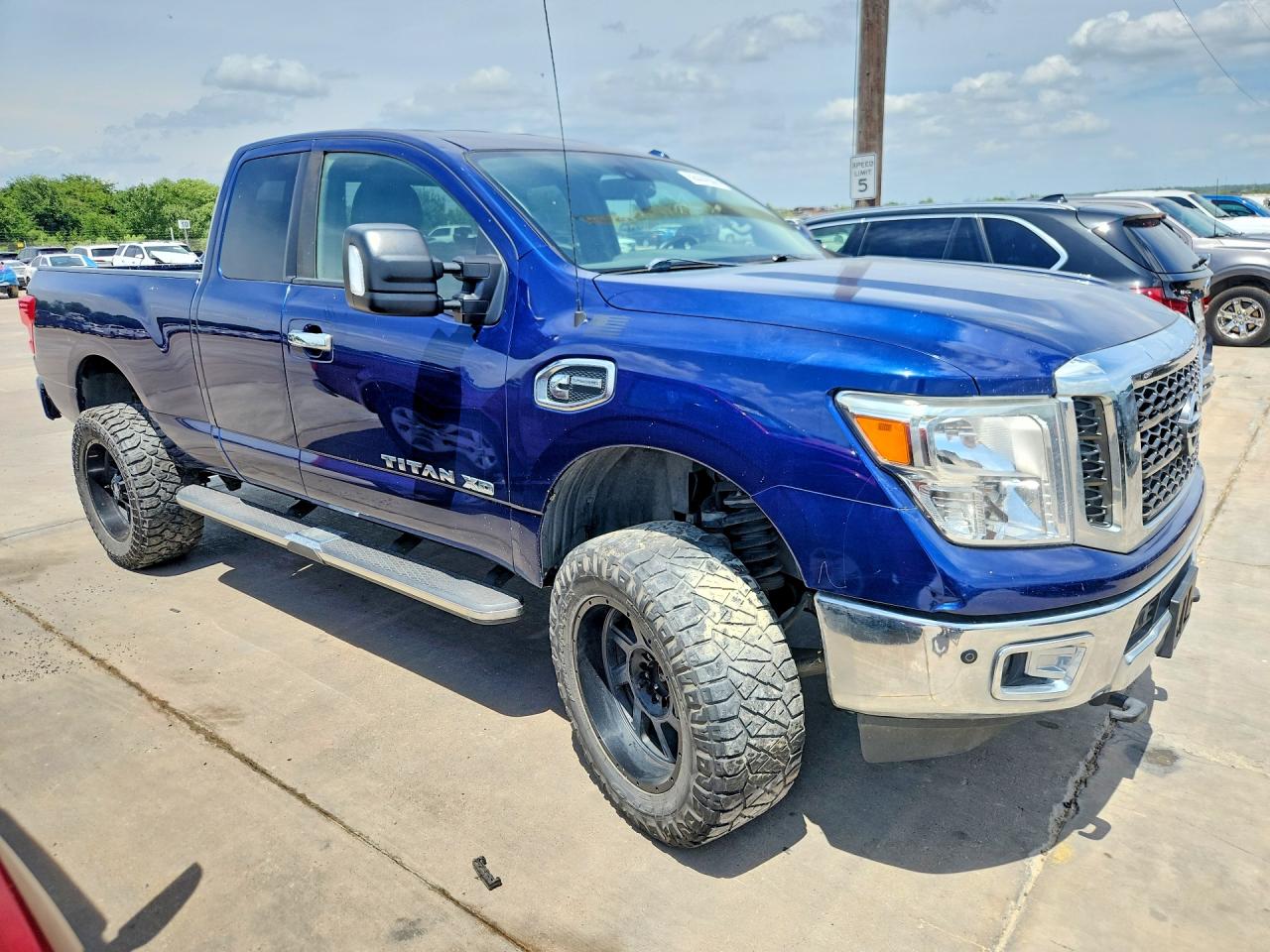 2017 NISSAN TITAN