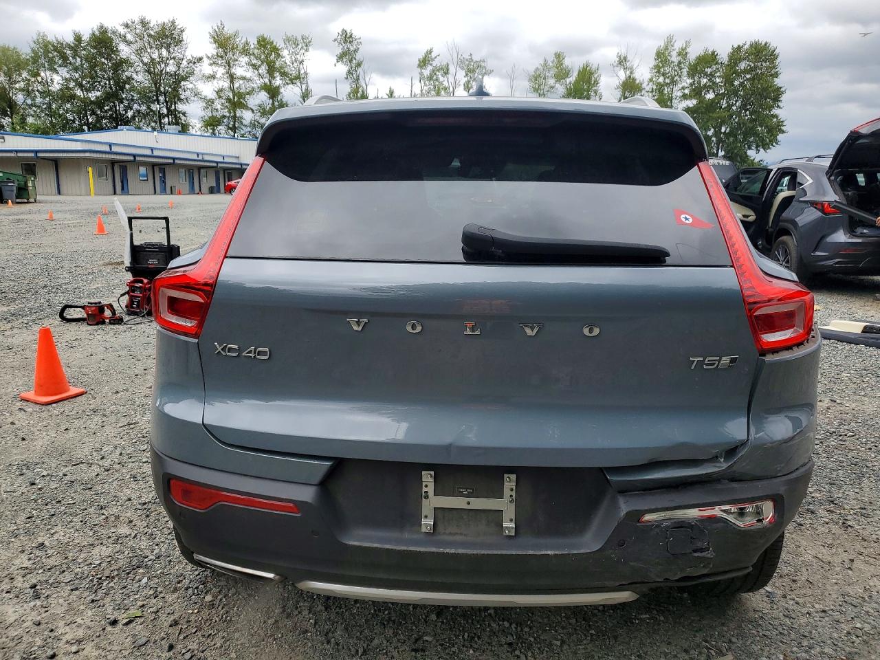 2020 VOLVO XC40