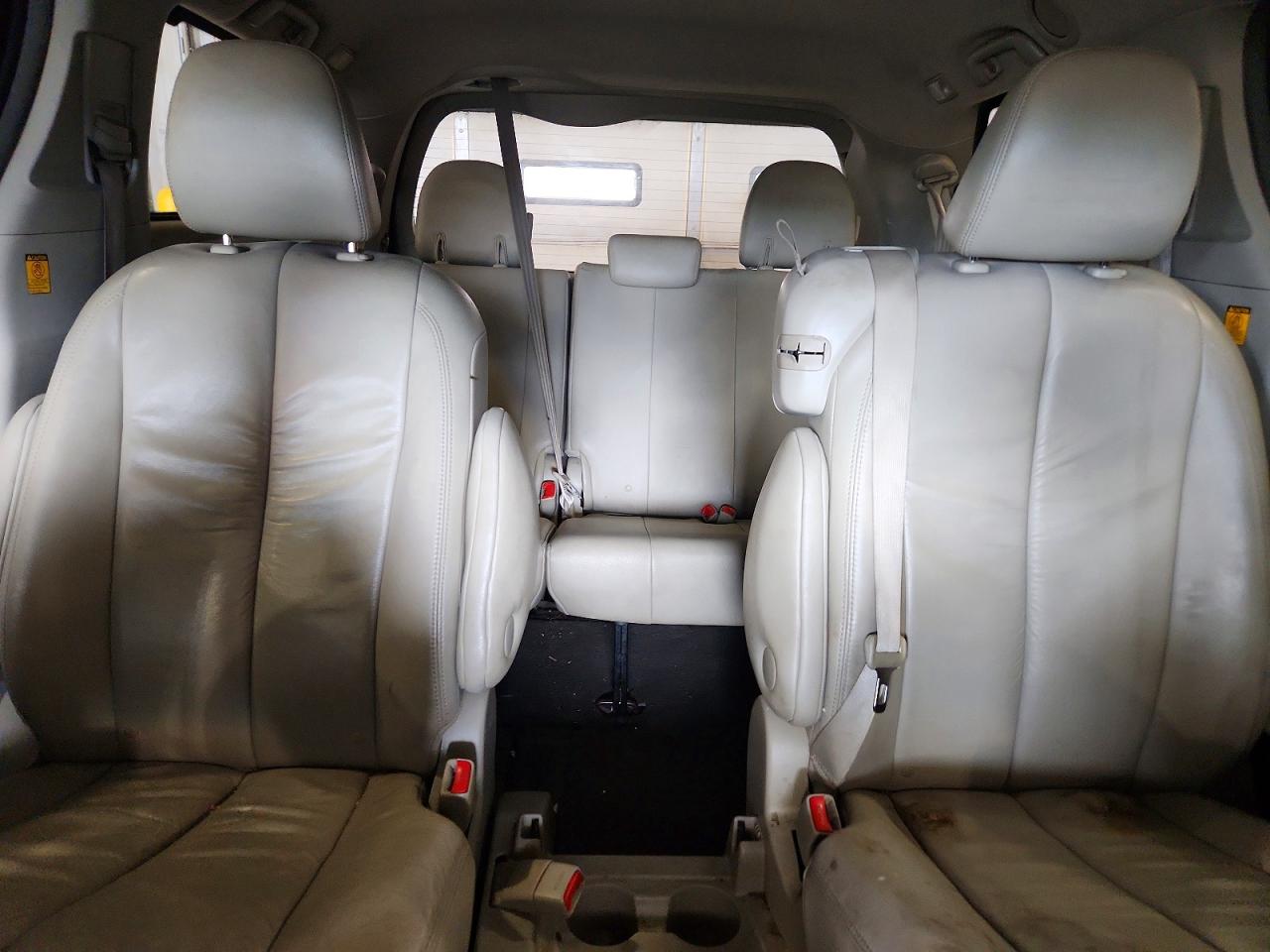 2011 TOYOTA SIENNA