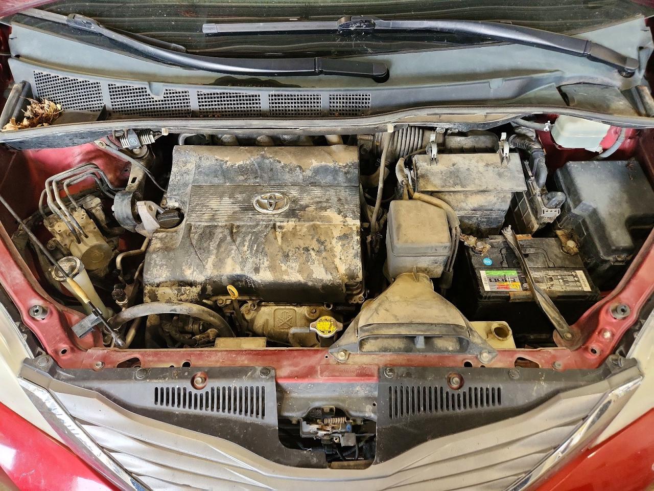 2011 TOYOTA SIENNA
