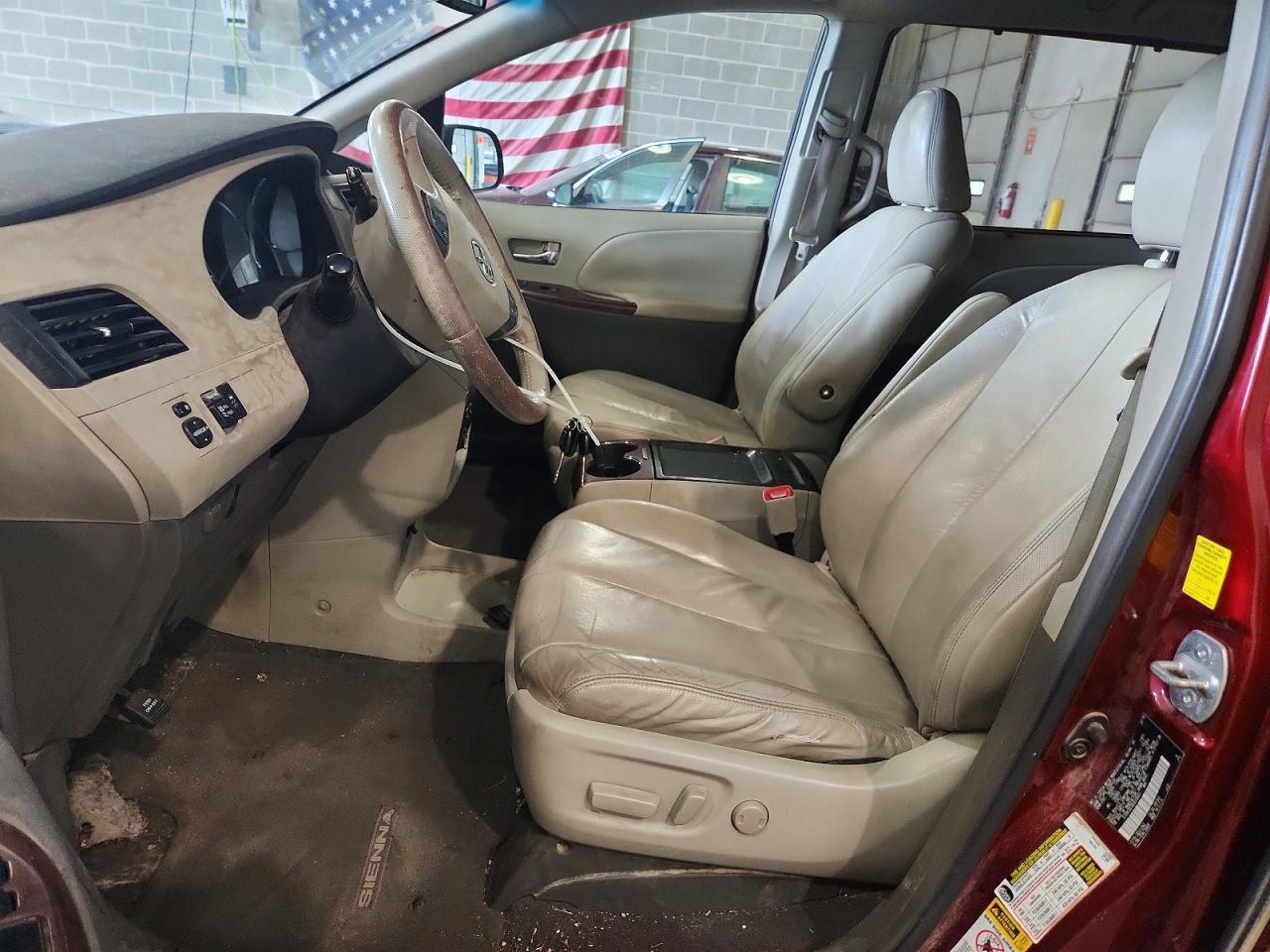 2011 TOYOTA SIENNA